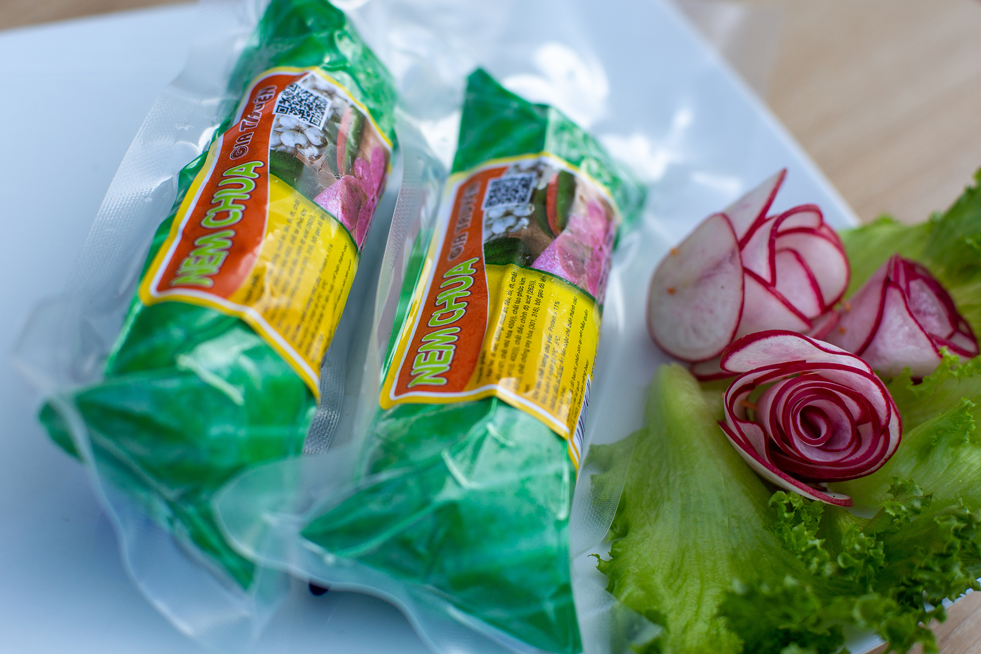 Tận hưởng trọn vẹn hương vị độc đáo của nem chua